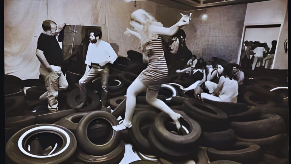 Joseph Beuys envolto em manta interage com coiote em galeria durante performance I Like America and America Likes Me.