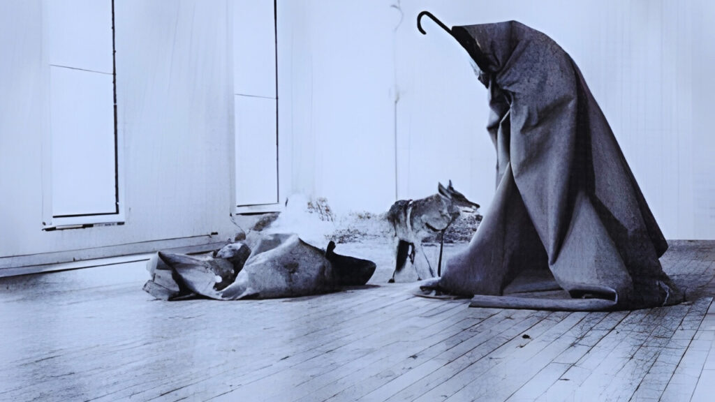 Participantes em ação coletiva sobre pneus durante happening de Allan Kaprow nos anos 1960.